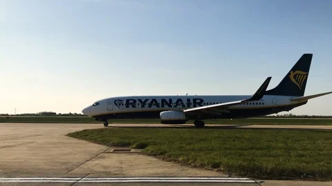 Plane moving for the for take-off Video stock 120412583