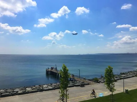 A plane over Florya, Istanbul. Foto stock