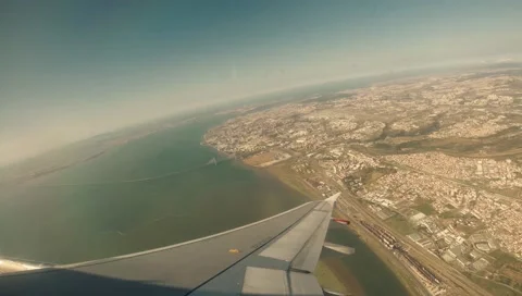 Plane over Lisbon after take-off 2.7K Stockbeeldmateriaal 41351445