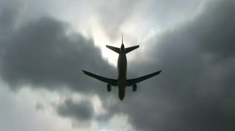 Plane Passes Overhead Vídeo Stock 589075