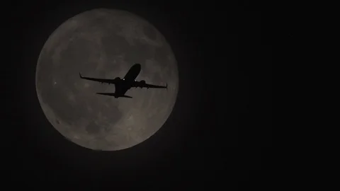 Plane passing full moon - 4K UHD stock video Video stock 104614015