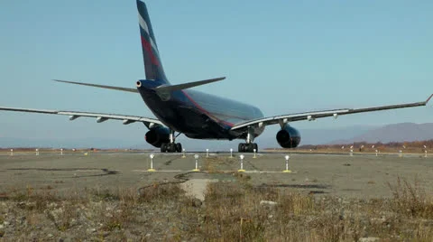 The plane prepares for the forced powerful start for further flight Vidéo 23580707