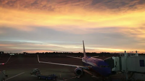 Plane prepares to leave gate Vídeos de archivo 26710827