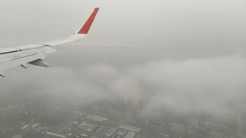 Plane is preparing to land in turbulence. View from the window Vidéo 130840574