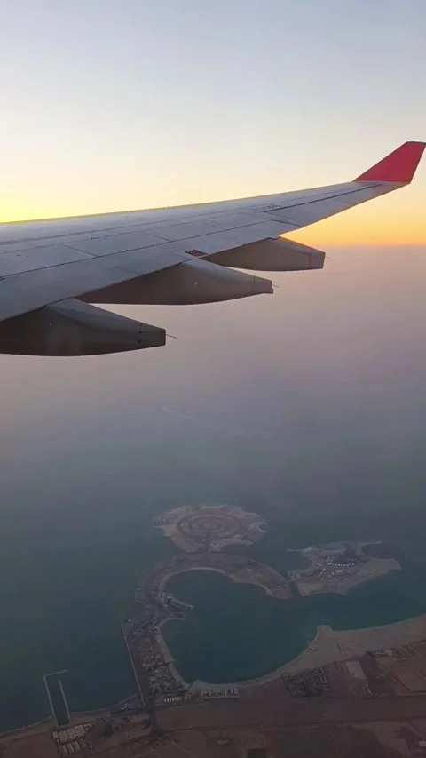 Plane preparing for landing in Dubai 스톡 동영상 311986604