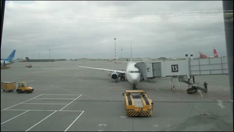 The plane is preparing to take off Vidéo 168907130