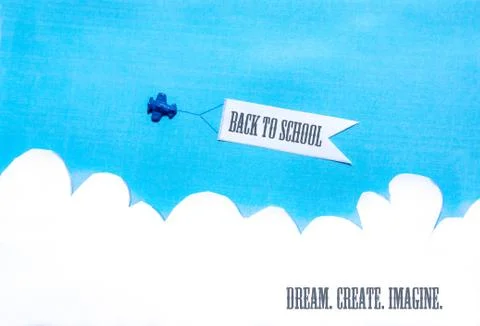 Plane pulling a banner on blue sky Foto stock