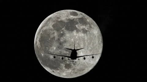 Plane silhouette against a full moon in the sky, airplane flying by the moon 스톡 동영상 40468001