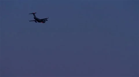 Plane soaring overhead at dusk 스톡 동영상 42964492