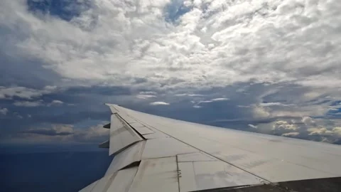 Plane starting the decent, wing view of emirates flight from Dubai to Seychelles Stock Footage 324884175