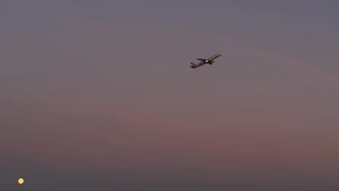 Plane take off at evenning with full mond in background. Vídeo Stock 116652640