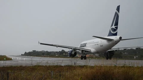 Plane take off in the rain Stock-Footage 139926850