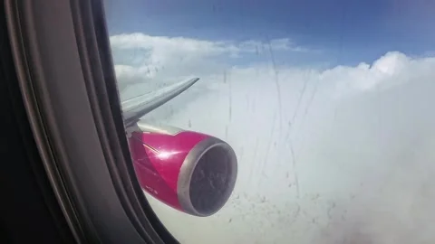 The plane takes off into a cloudy area when the altitude decreases. 库存影片 282800022