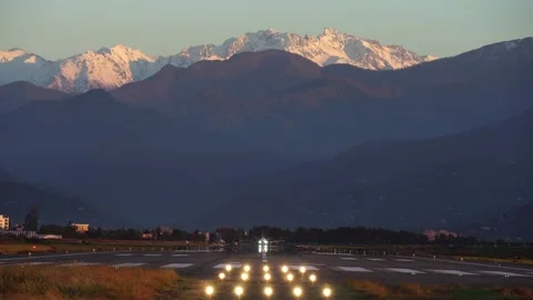 The plane takes off at sunset. The plane takes off at dawn. Long shot Vidéo 164318804