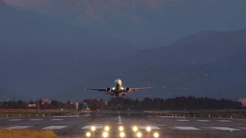 The plane takes off at sunset. The plane takes off at dawn. Long shot Vidéo 164324312