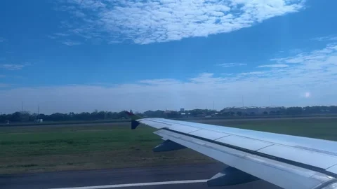 Plane Taking Off Above Runway Vídeos de archivo 342686461