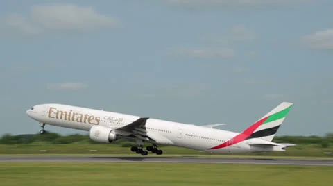 Plane taking off, emirates boeing 777 Vídeo Stock 25930078