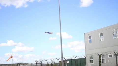 Plane taking off from Exeter aiport 動画素材 75070643