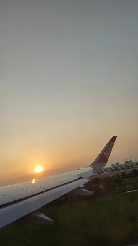 The plane is taking off Video stock 194950738