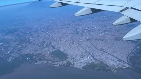 Plane taking off seeing the city skyline from above Vidéo 342686519