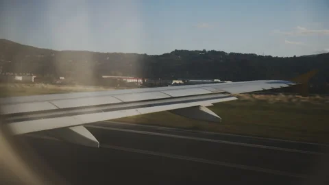 Plane taking off in sunny day Vídeos de archivo 167604638