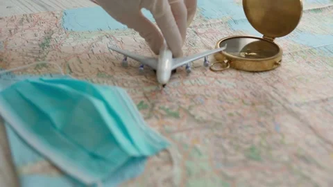 A plane is taking off. travel map plane face mask Vídeo Stock 132334988