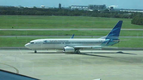 Plane Taxiing Stock Footage 33607235