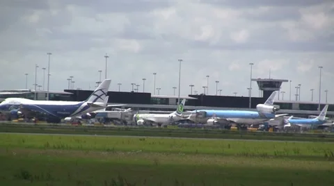 Plane taxiing to terminal Stock Footage 7732835