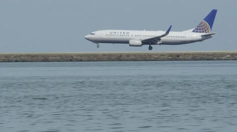 Plane Taxing 動画素材 42264366