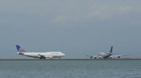 Plane Taxing 動画素材 42266108