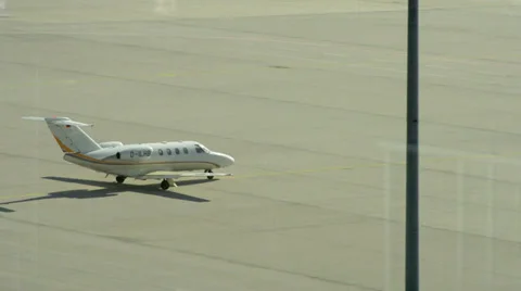 Plane on Taxiway Video stock 36051722