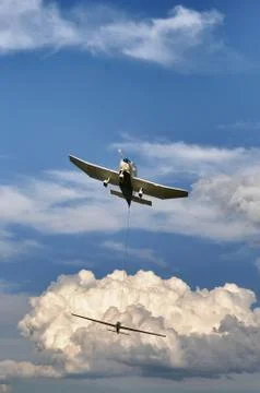 Plane with towed glider on cloudy blue sky Foto stock
