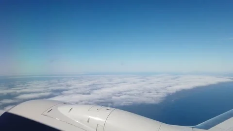 Plane traversing in bed of clouds Vídeo Stock 150932290