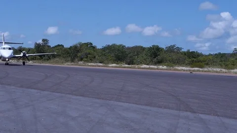 The plane turns Vídeos de archivo 77291826