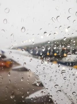 Plane window from inside a plane during rain Foto stock