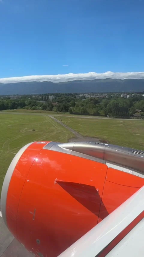 Plane Window View During Arrival At Geneva Airport Vídeos de archivo 336955730