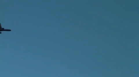 Planes flies across the sky Video stock 46809095