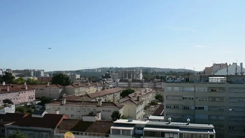 Planes flying really close to city centre buildings and houses Vídeos de archivo 118666962