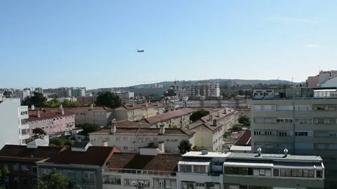 Planes flying really close to city centre buildings and houses Vídeos de archivo 118666997