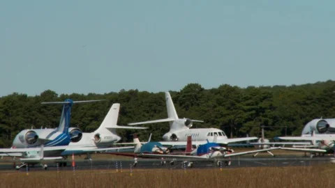 Planes, jets, &amp; helicopter on runway Vídeo Stock 105804148