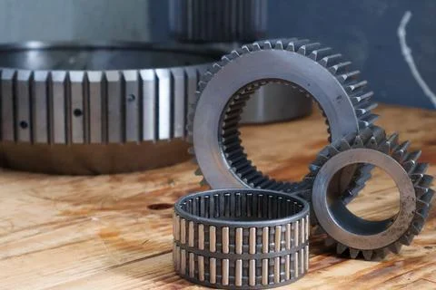 Planetary Gear Components and Needle Roller Bearing on Table. Foto stock