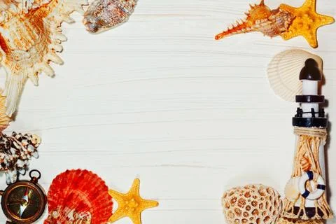 Plank background with sea shells and lighthouse Foto stock