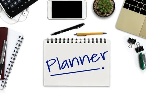 Planner on notepad - White office desk with smartphone with black screen, pen Foto stock