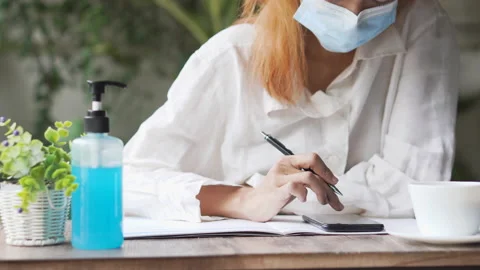 Planner plan and write Schedule Calendar and reminder agenda, work online at hom 库存影片 146115859