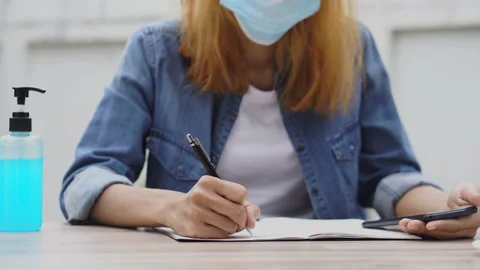 Planner plan and write Schedule Calendar and reminder agenda, work online at hom 库存影片 146155941