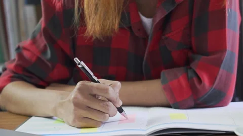 Planner plan Schedule Calendar and reminder agenda, work online at home. Women h 库存影片 146156031