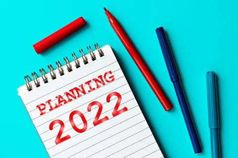 Planning 2022 concept. Notepad labeled Planning 2022 库存照片