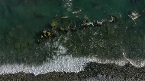 Planning and top view of a tropical beach. Sea waves on the rocky beach. Ocean Vidéo 148525997