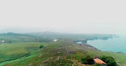 Plano de drone de las playas salvajes de Asturias, España. Video stock 142234251