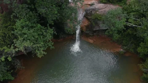 Plano de drone de un precioso salto de agua con su lago 動画素材 134642100